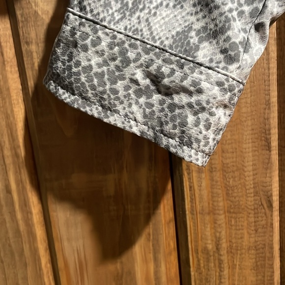 Snakeskin Time & Tru Button Up Size Medium 8/10 - Picture 5 of 6